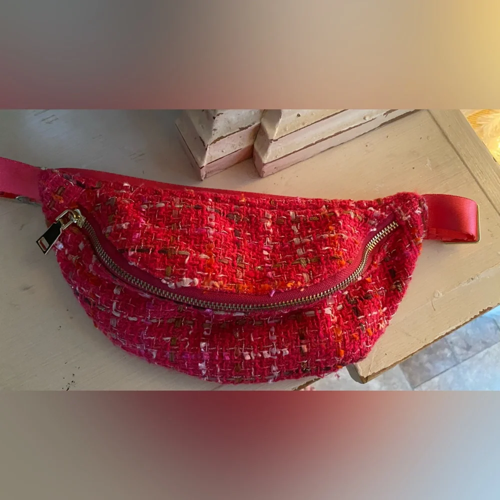 Stylish Pink Tweed Crossbody Bag - Picture 2 of 4